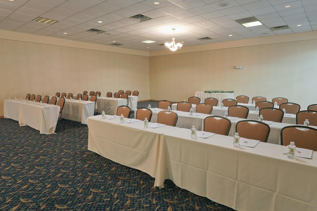 Wyndham Garden Conference Center Champaign - Urbana Hotel Exterior photo