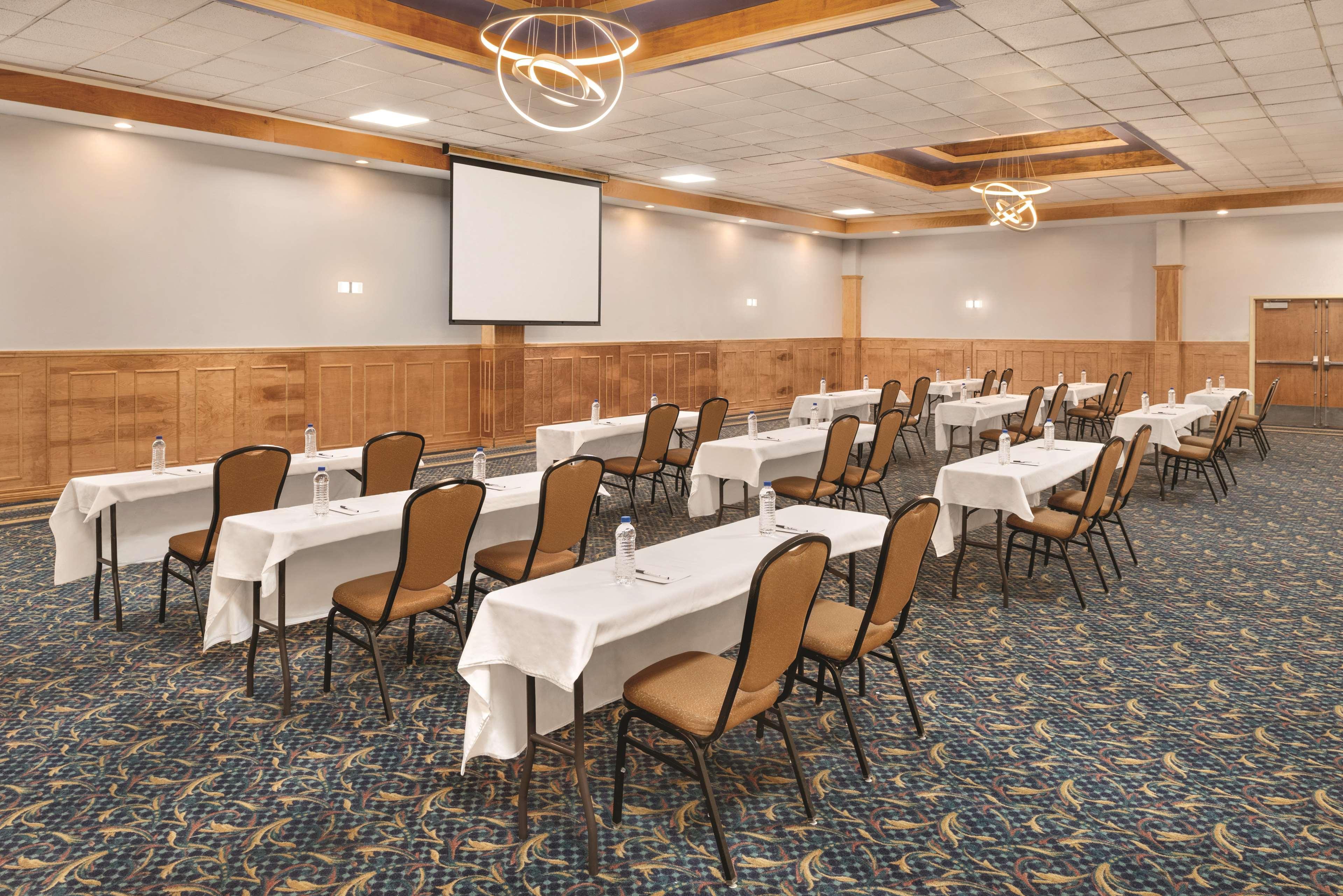 Wyndham Garden Conference Center Champaign - Urbana Hotel Exterior photo