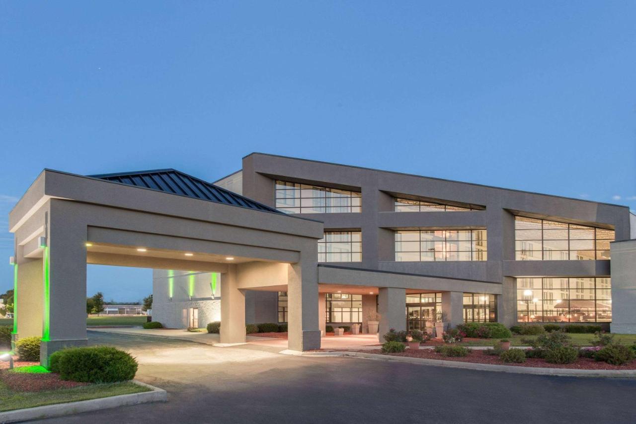 Wyndham Garden Conference Center Champaign - Urbana Hotel Exterior photo